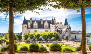 Zamek nad najdłuższą rzeką Francji, Loarą. Wspaniała architektura, zielone ogrody i błękitne niebo.