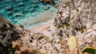 Rajska plaża w Kalabrii, z krystalicznie czystą wodą i skalistymi klifami. Idealne miejsce, by poczuć słońce i zapomnieć o wszystkim. Kalabria co zobaczyć? To!