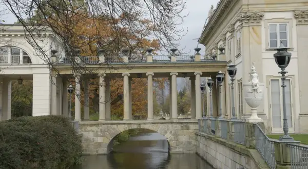 Gdzie zjeść w Łazienkach Królewskich? Odkryj najlepsze miejsca