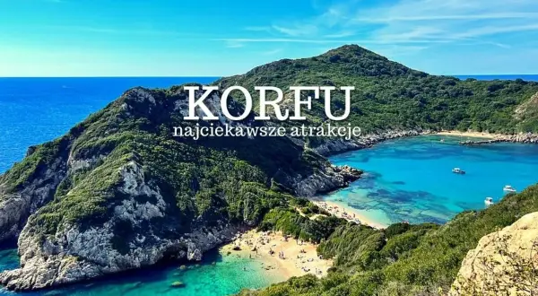 Malownicza zatoka na greckiej wyspie Korfu, Morze Jońskie, z turkusową wodą i zielonymi wzgórzami.