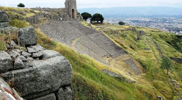 Starożytny teatr w Pergamon, wspaniały przykład architektury, góruje nad krajobrazem.