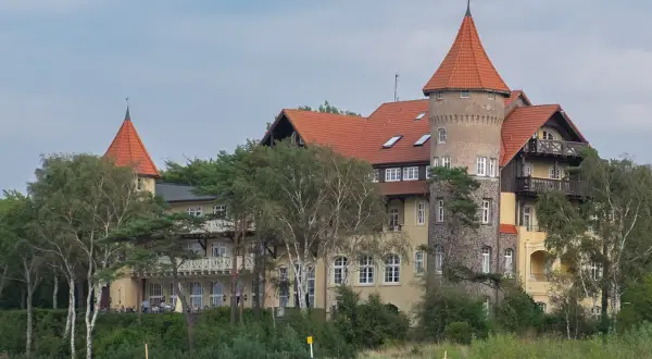 Zamek w Łebie, idealne miejsce na łeba atrakcje dla dorosłych. Piękna architektura i widok na morze.