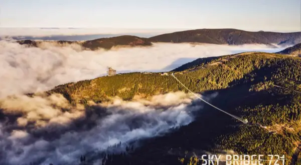 Najdłuższy most wiszący Czech, Sky Bridge 721, wznosi się nad morzem chmur, łącząc dwa zbocza górskie.