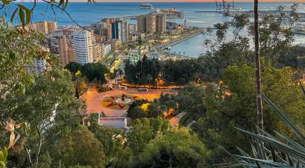 Zachód słońca nad Malagą. Widok na port, miasto i plac z fontanną. Idealne miejsce, by zobaczyć, co oferuje Malaga.