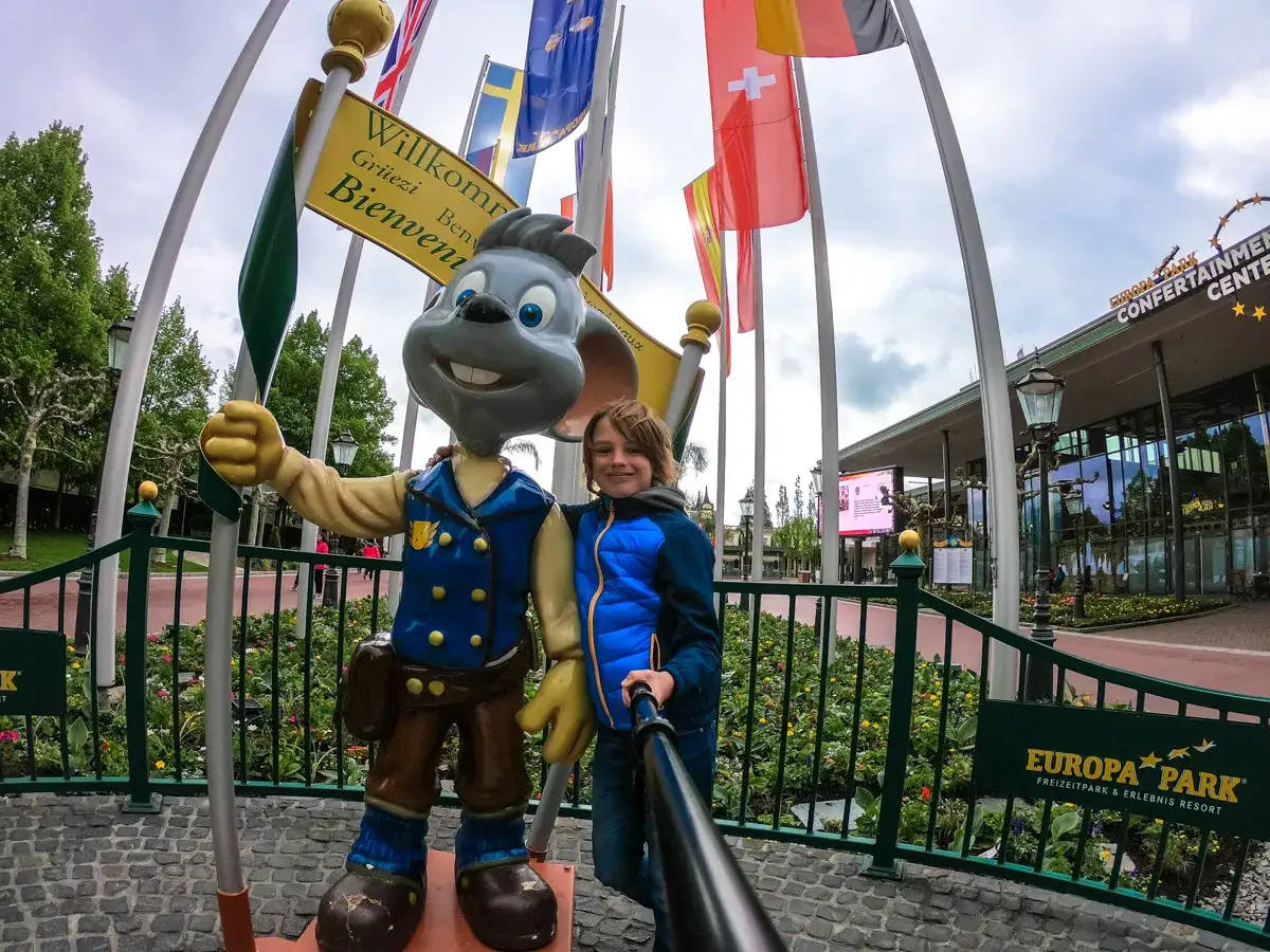 Chłopiec pozuje z maskotką przed wejściem do Europa-Park, największego parku rozrywki w Europie.