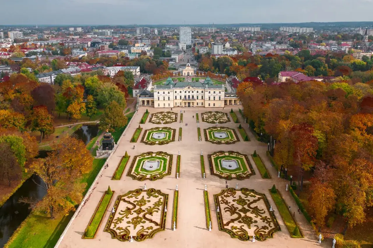 Pałac Branickich w Białymstoku, jeden z najpiękniejszych pałaców w Polsce, otoczony jesiennym parkiem.