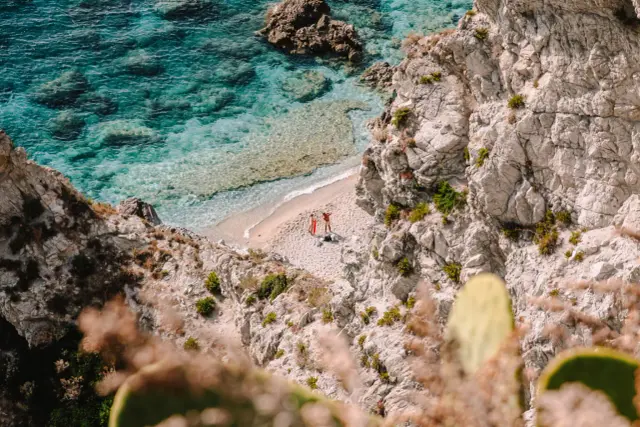 Rajska plaża w Kalabrii, z krystalicznie czystą wodą i skalistymi klifami. Idealne miejsce, by poczuć słońce i zapomnieć o wszystkim. Kalabria co zobaczyć? To!